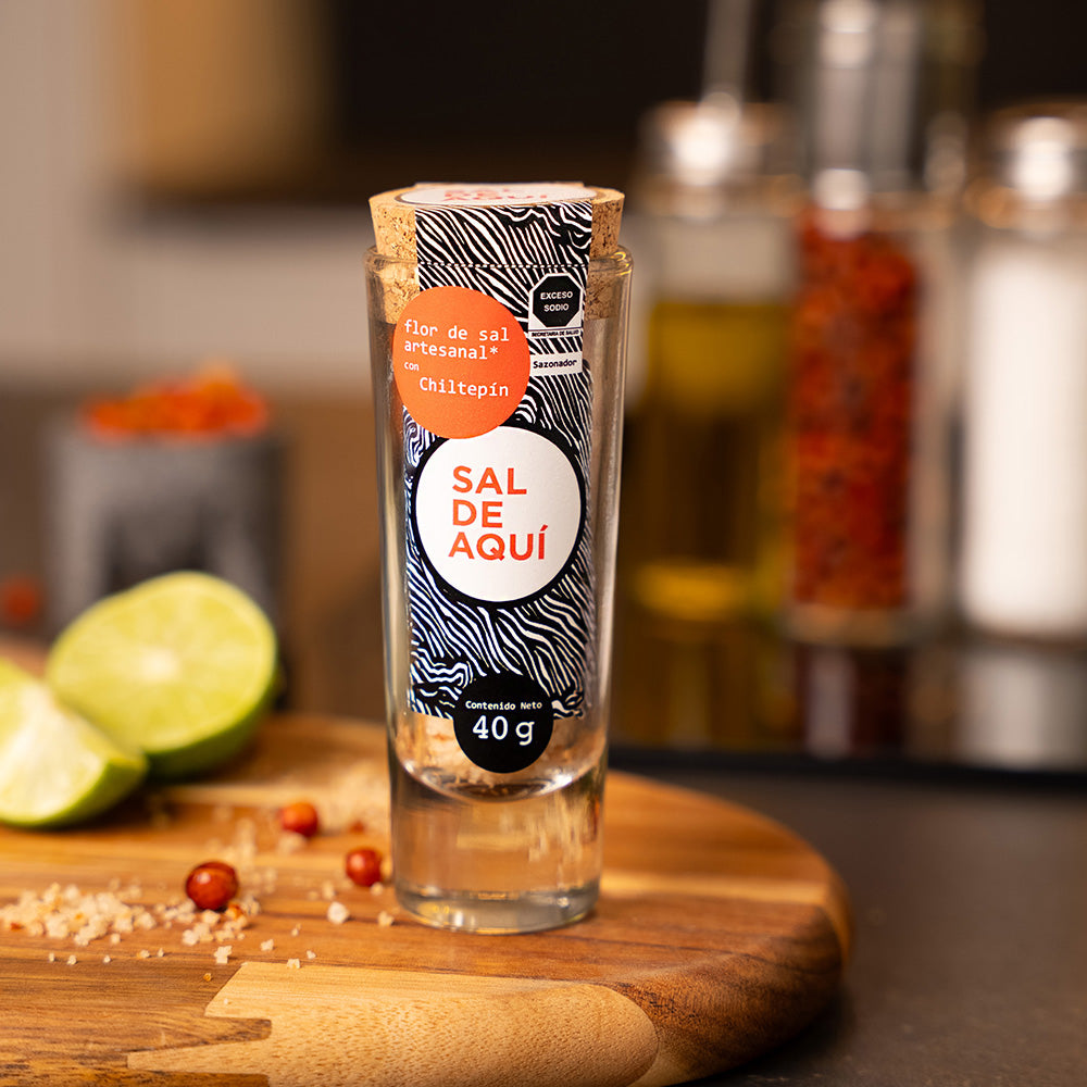 Flor de sal artesanal con chiltepín Sal de Aquí – sal gourmet mexicana para proteínas, ensaladas y preparaciones picosas. 