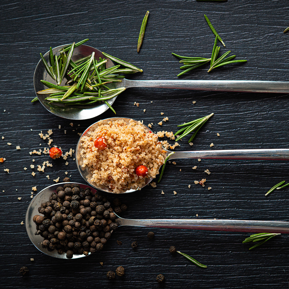 
                  
                    Flor de sal con chiltepín Sal de Aquí con romero y pimienta – condimento artesanal mexicano para cocina gourmet.
                  
                