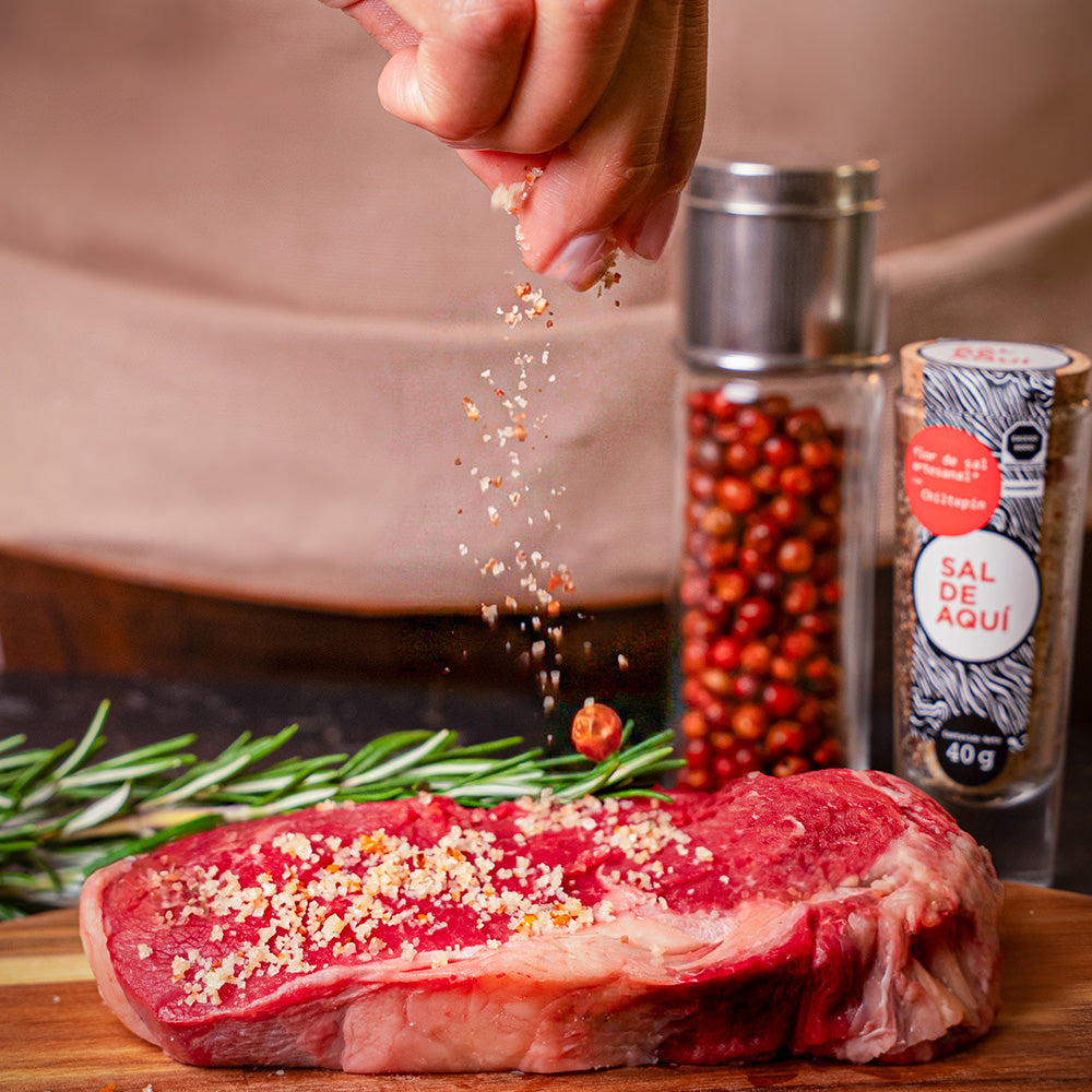 Flor de sal con chiltepín Sal de Aquí 40g en tabla de madera con carne – sal artesanal mexicana para cocina gourmet