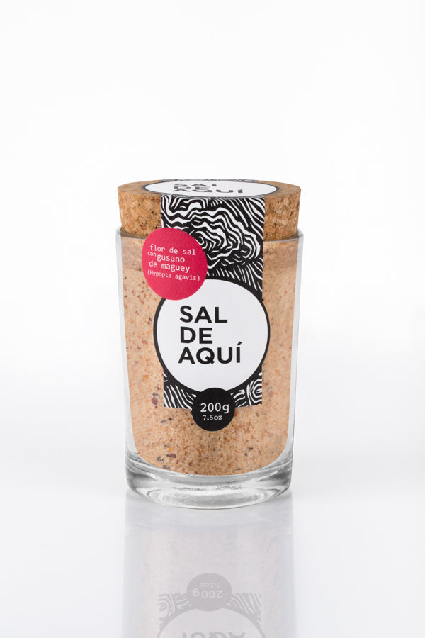 
                  
                    Envase 200g Flor de sal con gusano de maguey - Sal de Aquí – sal artesanal molcajeteada por manos artesanas de mujeres.
                  
                
