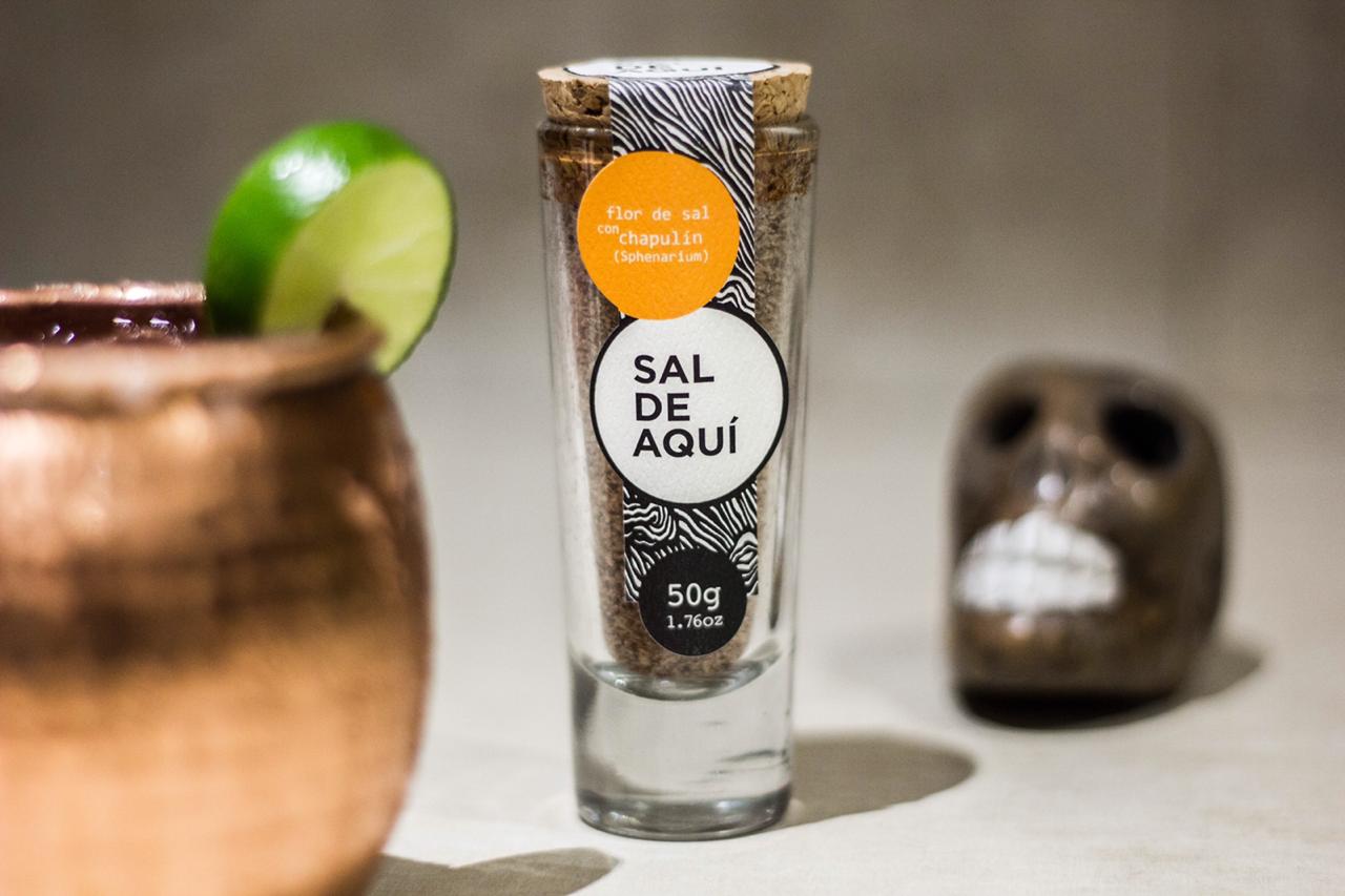 
                  
                    Flor de sal con chapulín Sal de Aquí con copa de cobre y limón – sal gourmet mexicana para coctelería y mezcal
                  
                