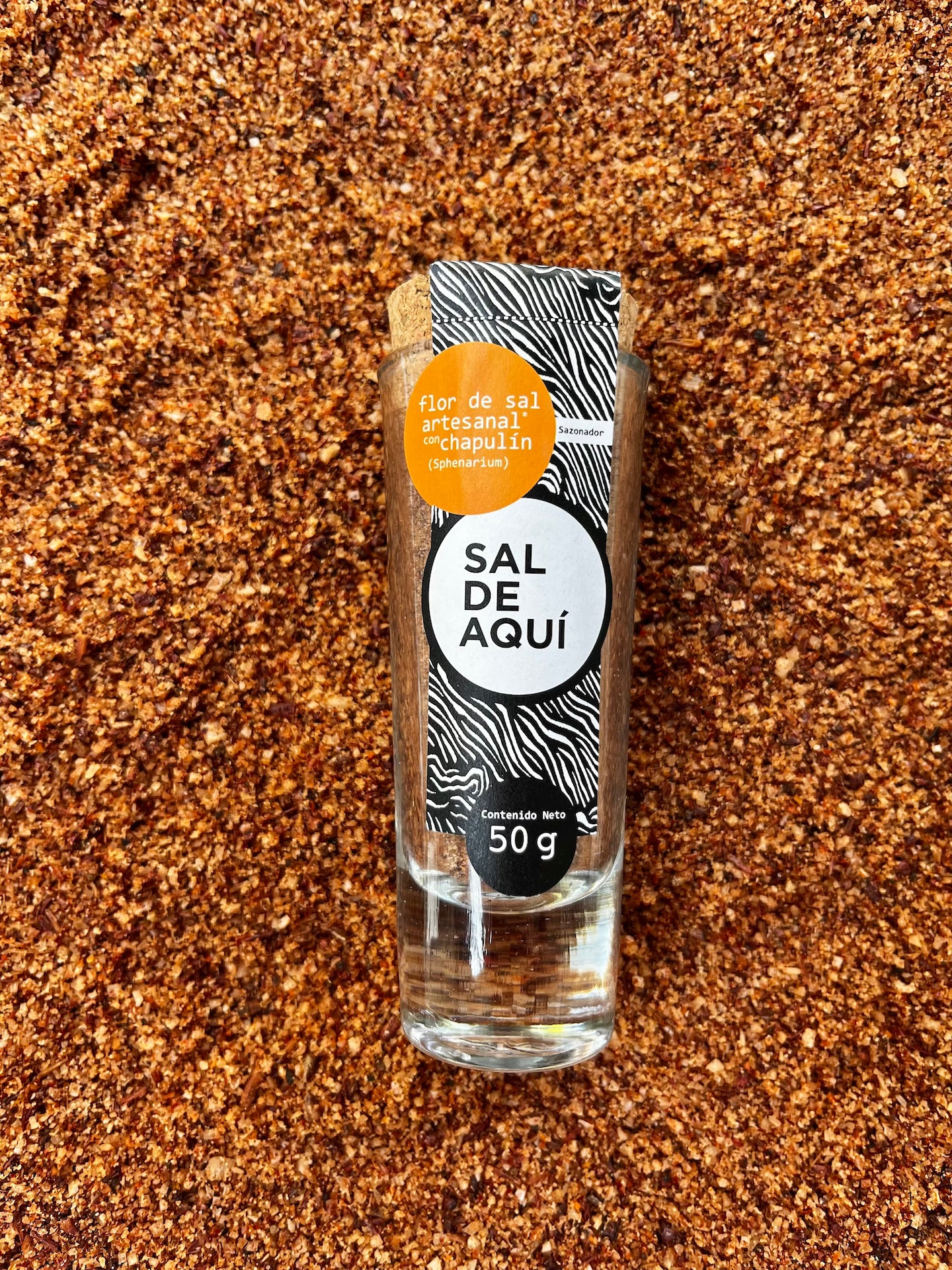 Textura Flor de sal con chapulín Sal de Aquí molida en molcajete – condimento gourmet mexicano prehispánico Oaxaca