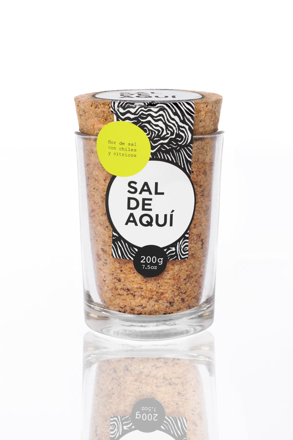 
                  
                    Envase 200g Flor de sal con chiles y cítricos Sal de Aquí – sal artesanal baja en sodio para frutas y coctelería
                  
                